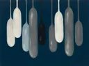 Smeltende kolommen in de stijl Textured Minimalism, in steengrijs, bleek blauwgrijs en krijtwit, met een diepzwart accent