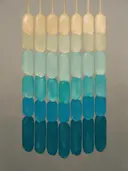 Smeltende kolommen in de stijl Textured Minimalism, in diep zeeblauw, turkoois en bleek aqua, met warm zand