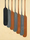 Smeltende kolommen in de stijl Textured Minimalism, in gedempt blauwgrijs, romige crème en terracotta, met een diepzwart accent
