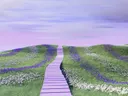 Houten pad door glooiende heuvels met paarse en witte bloemenvelden onder een lila lucht