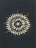 Sterburst-mandala in de stijl Modern Bauhaus, in grafiet, zilvergrijs en bleek been, met een mosterdgeel accent