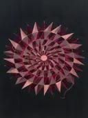 Sterburst-mandala in de stijl Modern Bauhaus, in aubergine, diep magenta en zacht blos, met een dunne gouden lijn