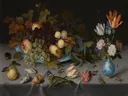 Still Life with Fruits and Flowers van Balthasar van der Ast: stilleven met fruit, bloemen, druiven en schelpen, in donker met roze en geel