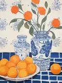 Stilleven met oranje goudsbloemen, sinaasappels en blauw-wit aardewerk.