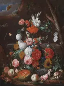 Stilleven met bloemen en fruit op een stenen sokkel in een tuin van Cornelis de Heem: stilleven met rozen, zonnebloemen en slak