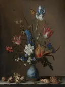 Stilleven met bloemenvaas en schelpen van Balthasar van der Ast: bloemen met tulpen, vaas, schelpen en boeket, in donker met wit en rood
