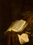 Stilleven met boeken en muziekinstrumenten van Jan Vermeulen: stilleven met boeken, bladmuziek, kleed en kaars, in donker met warm goud