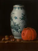 Stilleven met Chinese dekselpot, hazelnoten en sinaasappel van Simon Luttichuys: stilleven met vaas, noten, vrucht en tafel, in donker met blauw en oranje