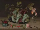 Stilleven met druiven, bloemen en bessen in een Wanli-kom van Isaak Soreau: stilleven met fruit