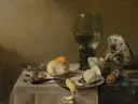 Stilleven met tazza van Pieter Claesz: stilleven met roemer, brood, tazza en wit kleed, in gedempt grijsbeige