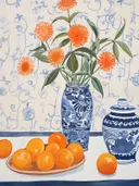 Stilleven met oranje dahlia's in een blauw-witte vaas en sinaasappels op tafel.