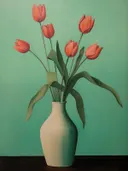 Stilleven met rode tulpen in een crèmekleurige vaas tegen een groene achtergrond.