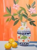 Stilleven met roze bloemen, citroenen en een blauw-witte vaas tegen oranje achtergrond.
