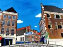 Straat met bakstenen gevels in vlakke acryl, schilderij