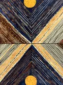 Abstract schilderij met stralende strepen in marineblauw en goud