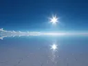 Schilderij van een stralende zon die weerspiegelt in een zoutvlakte
