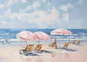 Schilderij van ligstoelen en roze parasols aan een strand met golvende zee