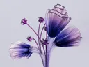 Surrealistische glasachtige bloemen in paarse en lila tinten