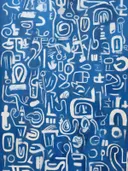 Blauw-wit abstract schilderij met graffiti-achtige symbolen en vormen