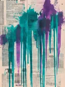 Abstract schilderij met teal en paarse verfdruppels over vintage krantenpapier