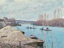 The Seine at Port Marly, Piles of Sand van Alfred Sisley: landschap met rivier, zandhopen, boten en bomen, in blauw en zandgeel