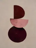 Totem in de stijl Geometric Earth, in diep bordeaux, ossenbloed en verstoft roze, met warm beenderwit