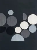 Totem in de stijl Geometric Earth, in steengrijs, bleek blauwgrijs en krijtwit, met een diepzwart accent