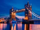 Verlichte Tower Bridge in Londen bij nacht met weerspiegeling in de Theems