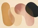 Transparante vlakken in de stijl Organic Geometry, in warm oker, zachte crème en verstoft roze, met een diepzwart accent