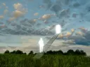 Een lichtgevende trap die naar een heldere deur in de wolken leidt, met een figuur die omhoog loopt.