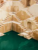 Oude zandstenen trapput met geometrische trappen rond een turquoise waterbekken
