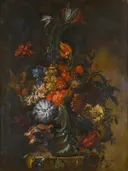 Tulpen, chrysanten en een iris in een glazen vaas op een stenen rand, Kring van Paolo Porpora: stilleven met bloemen
