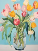 Boeket tulpen in een glazen vaas tegen een blauwe achtergrond.