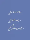 Typografische poster met de tekst sun, sea, love in cursieve letters op blauwe ondergrond