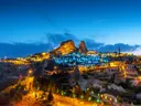 Verlichte rotsstad Uçhisar in Cappadocië bij nacht
