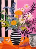 Boeket met oranje gerbera's, blauwe ridderspoor en witte margrieten in een gestreepte vaas.