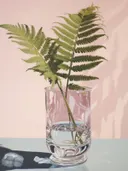 Fotorealistisch varenblad in een glas water tegen een roze achtergrond