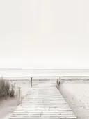 Foto van een strandpad met uitzicht op zee in zachte sepia tinten