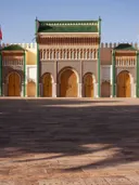 Versierde poort met gouden deuren van een Marokkaans paleis