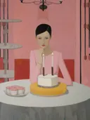 Art Deco portret van een vrouw aan tafel met verjaardagstaart en twee kaarsen in een roze interieur