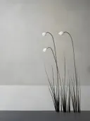 Minimalistisch schilderij met bloemknoppen in grijstinten