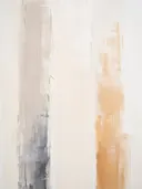 Abstracte compositie met verticale banen in parelgrijs, crème en okerkleur.
