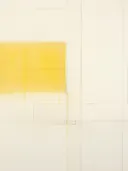 Minimalistisch abstract schilderij met een vaag geel vlak en dunne lijnen.