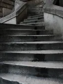 Oude stenen wenteltrap met verweerde balustrades