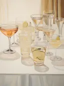 Verzameling cocktailglazen op een witte tafel