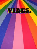 Typografisch kunstwerk met het woord Vibes op een regenboogkleurige gestreepte achtergrond