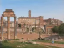 View of the Forum in Rome van Christoffer Wilhelm Eckersberg: stad met ruïnes, zuilen, gebouwen en mensen, in warm beige met blauw