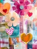 Mixed-media collage met roze en perzikkleurige papieren bloemen, hartjes en knopen op een geschilderde achtergrond