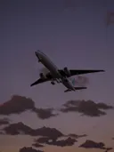 Vliegtuig dat opstijgt in de schemering onder een lucht met vage sterren en wolken.