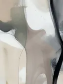 Abstract schilderij met een vloeiende swirl in zand en grijs